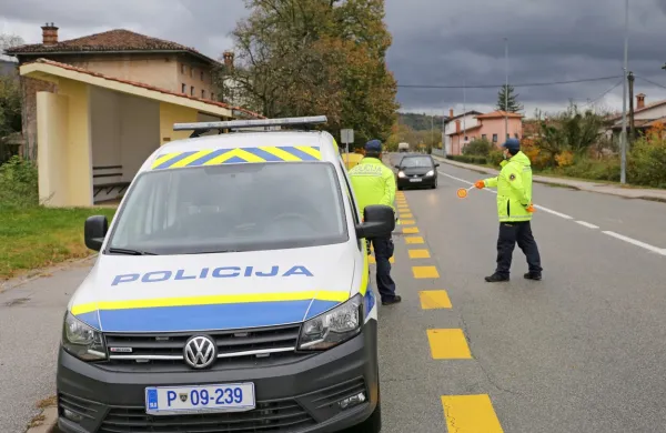 Predsednik vlade Janez Janša ocenjuje, da  predstavlja plačni 
sistem v policiji podoben problem kot  drugih sektorjih  - velika 
nesorazmerja glede na obremenjenost.