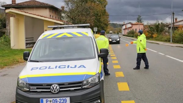 Predsednik vlade Janez Janša ocenjuje, da  predstavlja plačni 
sistem v policiji podoben problem kot  drugih sektorjih  - velika 
nesorazmerja glede na obremenjenost.