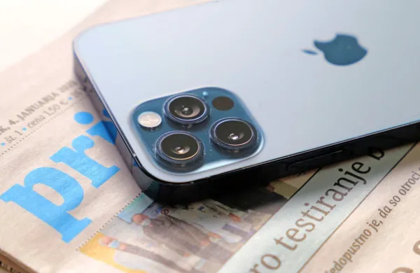 Za iphone 12 pro je treba odšteti najmanj  osem evrov na  milimeter 
dolžine.   