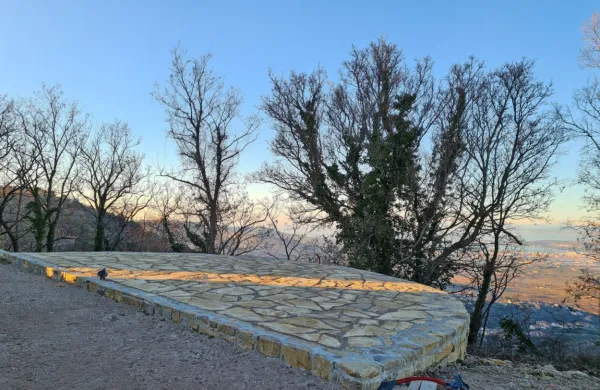 Ko bodo posekali drevje, se bo z razgledne ploščadi na Pomjanu 
odprl  pogled na Koprski in Tržaški zaliv. 