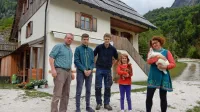 V delo na ekološki kmetiji Pri Plajerju v Trenti se vključuje celotna 
družina.   

