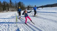 Nekdaj priljubljena, potem opuščena tekaška proga v Črnem Vrhu 
nad Idrijo, je v teh dneh odlično urejena in polna smučarsko 
tekaških navdušencev.