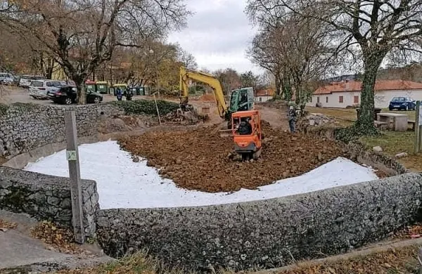 Na dno  spomeniško zaščitenega kala v Matavunu so položili 
neprepustno folijo, kar nekateri domačini obsojajo.