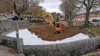 Na dno  spomeniško zaščitenega kala v Matavunu so položili 
neprepustno folijo, kar nekateri domačini obsojajo.