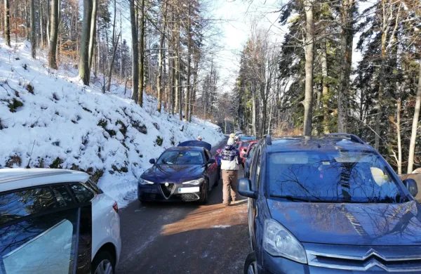 Na cesti proti Kaliču je bilo včeraj veliko težav zaradi parkiranja in obračanja vozil.