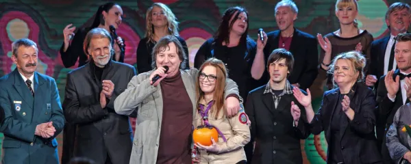 Ob 10. obletnici je  Mef akciji Osebnost Primorske poklonil  pesem 
Ja pa ja.