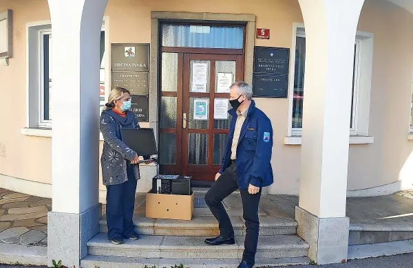 Tako je novembra pivški župan Robert Smrdelj predal računalnik in  
pisarniško opremo za pisarno društva Hospic v Krpanovem domu. 