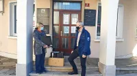 Tako je novembra pivški župan Robert Smrdelj predal računalnik in  
pisarniško opremo za pisarno društva Hospic v Krpanovem domu. 