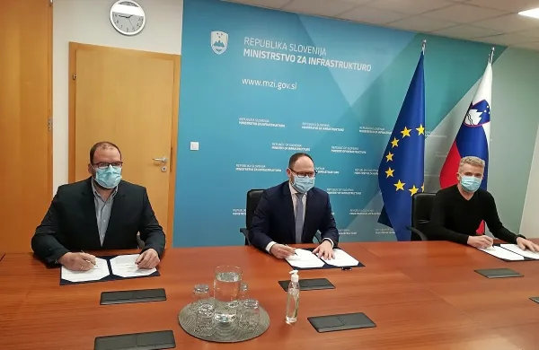 Župana - Gašper Uršič (levo od ministra Jerneja Vrtovca) in Milan 
Čadež - menita, da je podpis pod protokol, ki naj bi privedel do 
nove ceste iz Cerknega proti Gorenjski, zgodovinski.