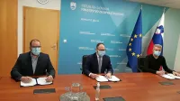 Župana - Gašper Uršič (levo od ministra Jerneja Vrtovca) in Milan 
Čadež - menita, da je podpis pod protokol, ki naj bi privedel do 
nove ceste iz Cerknega proti Gorenjski, zgodovinski.