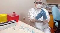   Tudi v koprskem zdravstvenem domu so, da cepivo ne bi propadlo, 
preko vrste cepili tudi sorodnike zaposlenih.