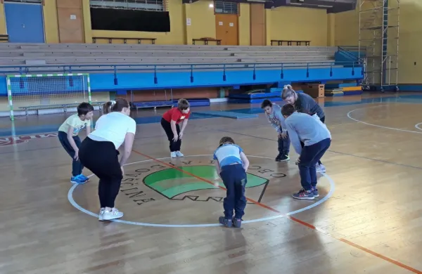 Učenci iz oddelka s prilagojenim programom OŠ Danila Lokarja  
Ajdovščina med športno vzgojo.  