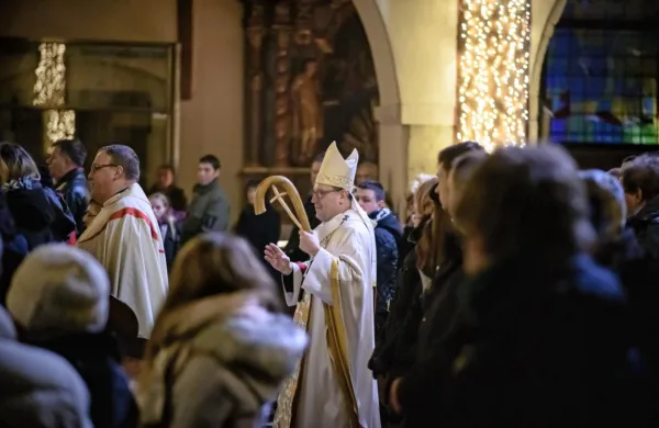 Po odstopu škofov Antona Stresa in Marjana Turnška je sanacijo 
mariborske škofije prevzel jezuit Alojzij Cvikl. Dve leti pozneje ga 
je Vatikan imenoval za novega mariborskega nadškofa.
