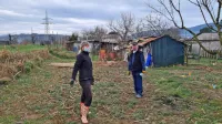 Zlatka Perič in njen mož se  zavedata, da sta si “prisvojila” 
občinsko zemljo, zato že od nedelje čistita in odstranjujeta 
kramo. 