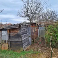 Nekateri stanovalci so si lope zbili iz vseh mogočih materialov, na 
strehi pa še kar vztraja tudi “tradicionalna” azbestna kritina. 