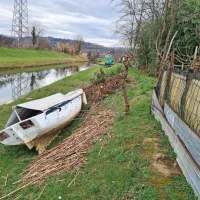 Brežino Badaševice nekateri izkoriščajo kot priročno skladišče, 
odlagališče,  smetišče... 