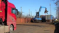 Z odpadnim železom ropotajo sredi mesta
