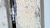 Uživalci prepovedanih drog uporabljene igle zatikajo tudi  v reže 
ob objektu.