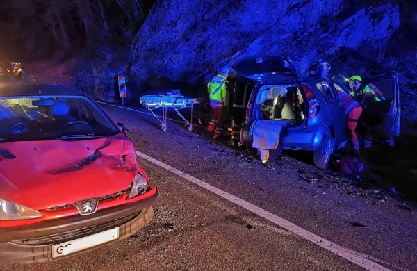 Trk je bil tako silovit, da je  voznika suzukija odbilo nazaj, kjer je nato trčil še v rdeč peugeot.
