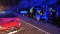 Trk je bil tako silovit, da je  voznika suzukija odbilo nazaj, kjer je nato trčil še v rdeč peugeot.
