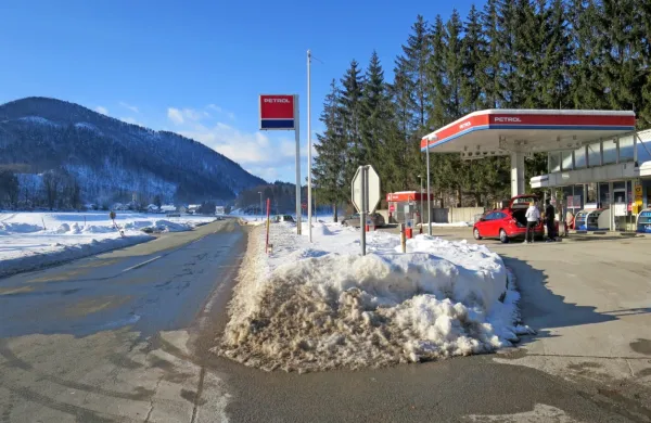 Na  skoraj kilometer nevarne poti do pošte na Petrolovem servisu 
so se ljudje navadili. Brez bankomata, kot pravijo, pa ne morejo.