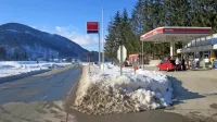 Na  skoraj kilometer nevarne poti do pošte na Petrolovem servisu 
so se ljudje navadili. Brez bankomata, kot pravijo, pa ne morejo.