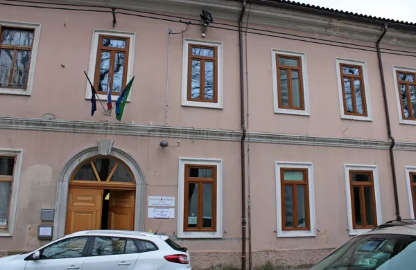 Občina je pred leti nameravala prostore  glasbene šole   urediti nad 
knjižnico, a jih je nato  oddala zasebnemu vrtcu. 