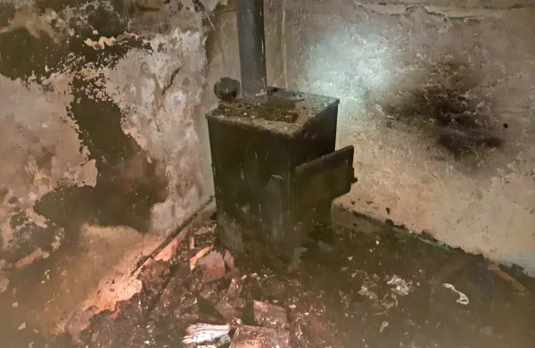 V  torek zvečer je zagorelo pri sobni peči v dnevnem prostoru. 