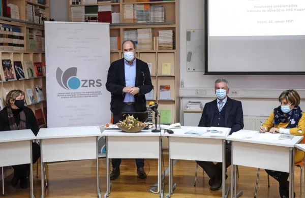 O prostorski problematiki Inštituta za oljkarstvo ZRS Koper so včeraj govorili (z leve) dr. Milena Bučar Miklavčič, dr. Rado Pišot, Tomaž 
Može in dr. Maja Podgornik.  