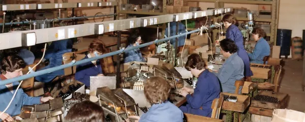 Množično so se zaposlovale tudi ženske, ki so na začetku opravljale predvsem montažna ročna dela. (Arhiv ITW Appliance Components Tolmin)