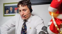 Žan Papič v vlogi operaterja Marka, ki nejevoljnim državljanom “pomaga” razumeti vladne ukrepe.