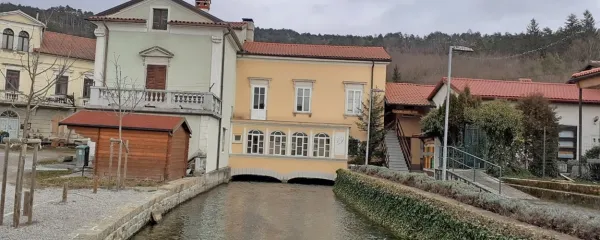 V  vzhodnem delu stare in znamenite Domladiševe domačije, znane z domačim imenom Vencinovi, stoji danes  čebelerski dom 
bistriškega Čebelarskega društva Antona Žnideršiča. Stavba je postavljena ob sam rob rečice Bistrice, ki je nekoč gnala tudi 
Vencinovo pilo. Vzhodni del  stavbe se kot prizidek v dveh lokih pne čez  Bistrico in že sto in več let navdušuje mimoidoče.  