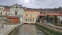 V  vzhodnem delu stare in znamenite Domladiševe domačije, znane z domačim imenom Vencinovi, stoji danes  čebelerski dom 
bistriškega Čebelarskega društva Antona Žnideršiča. Stavba je postavljena ob sam rob rečice Bistrice, ki je nekoč gnala tudi 
Vencinovo pilo. Vzhodni del  stavbe se kot prizidek v dveh lokih pne čez  Bistrico in že sto in več let navdušuje mimoidoče.  