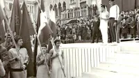 Še posebej pa sem bil ponosen, ko je s  Titovega trga moj brat 
(imeniten telovadec) ponesel Titovo štafeto kot prvi nosilec. 
Množica, zastave, nastopajoči - res je bil Titov trg!