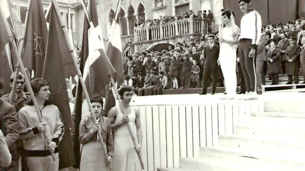 Še posebej pa sem bil ponosen, ko je s  Titovega trga moj brat 
(imeniten telovadec) ponesel Titovo štafeto kot prvi nosilec. 
Množica, zastave, nastopajoči - res je bil Titov trg!