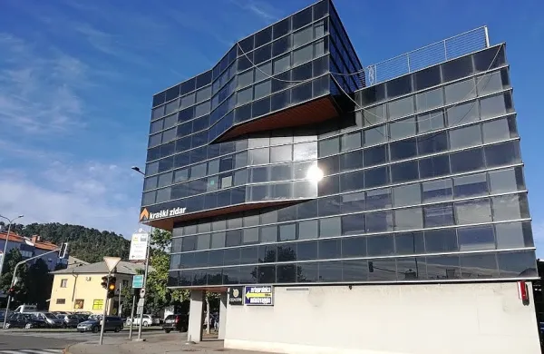 Upravno stavbo Kraškega zidarja bodo oddali v najem