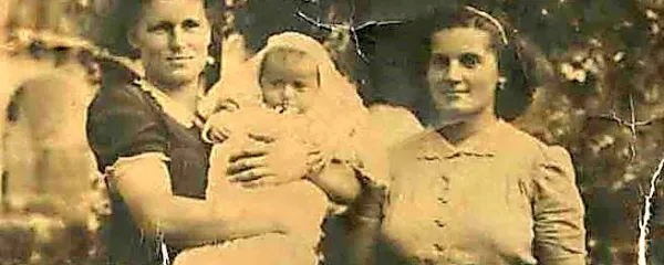 Mala Aurelia Gregori v maminem naročju in v družbi tete kmalu po 
vrnitvi domov