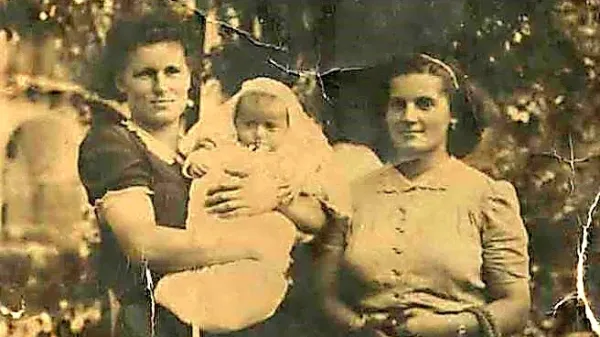 Mala Aurelia Gregori v maminem naročju in v družbi tete kmalu po 
vrnitvi domov