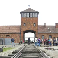 Pogled na železniški vhod v taborišče Auschwitz