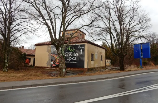 V nekdanji stražnici  na mejnem prehodu Lipica namerava Kobilarna Lipica urediti osemenjevalno središče.