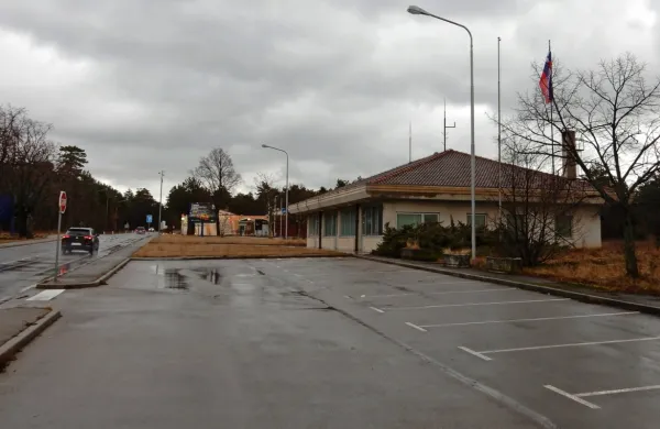 V stavbi ob mejnem prehodu Lipica, ob cesti Bazovica-Divača,  bo 
sežanska občina uredila sprejemno-informacijski center Krasa in 
Brkinov.