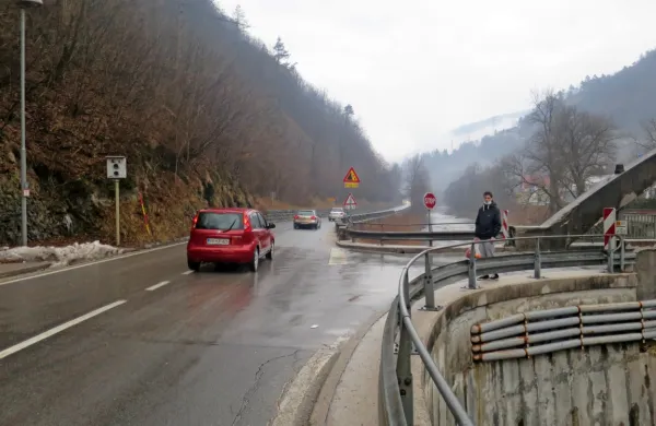 Najvišja, 8,8 milijona evrov vredna cestna naložba do leta 2025, bo obnova ceste Marof - Spodnja 
Idrija, z izgradnjo kolesarske steze, brvi in ureditvijo križišča proti Žirem.