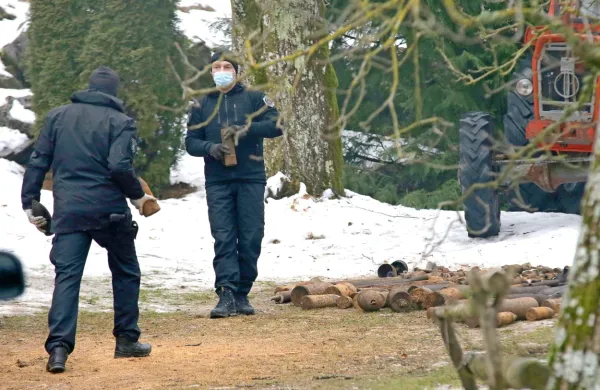 Bombni tehniki in pirotehniki so minuli četrtek iz  Voglarjev na 
varno odpeljali 439 kosov NUS iz zbirke pokojnega domačina.