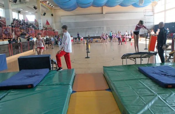Med žrtvami omejitev je tudi za razvoj splošnih gibalnih sposobnosti pomembna gimnastika za najmlajše. 