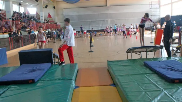 Med žrtvami omejitev je tudi za razvoj splošnih gibalnih sposobnosti pomembna gimnastika za najmlajše. 