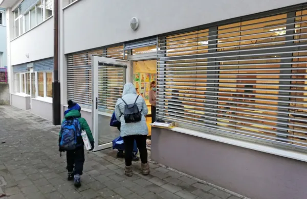 Vrnitev učencev prve triade nazaj v šolo je prinesla vsaj malce 
priokusa normalnosti. 