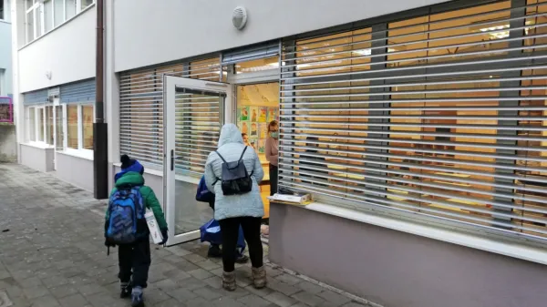 Vrnitev učencev prve triade nazaj v šolo je prinesla vsaj malce 
priokusa normalnosti. 