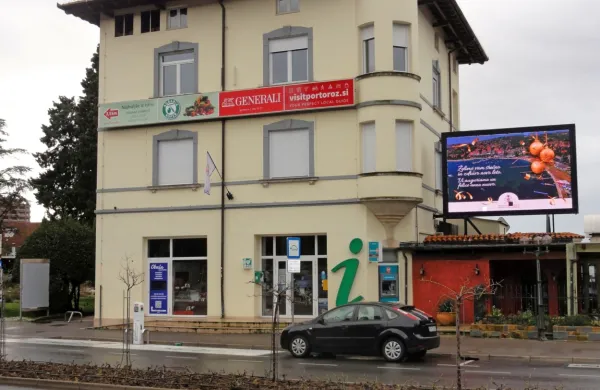 Sedež Turističnega združenja Portorož, kjer si prostore v stavbi 
deli tudi s krajevno skupnostjo. 
