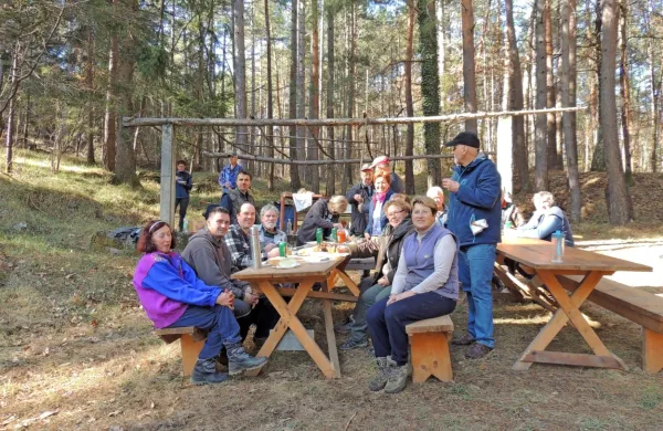Člani Agrarne skupnosti Škoflje-Zavrhek skupaj delajo na rabutah 
v gozdu, a se družijo tudi na piknikih in izletih.