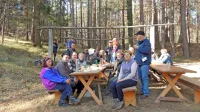 Člani Agrarne skupnosti Škoflje-Zavrhek skupaj delajo na rabutah 
v gozdu, a se družijo tudi na piknikih in izletih.